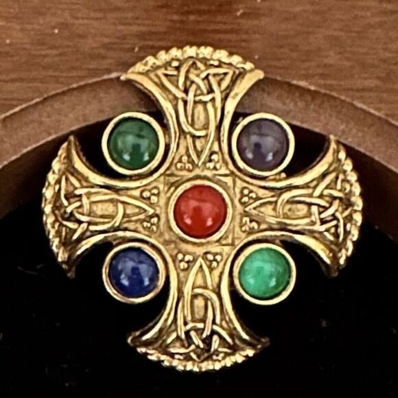 Vintage SoLoor 1960's gold embossed Celtic cross brooch with 5 bead detail - Picture 2 of 5
